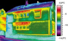 Vue extérieure d une maison en infrarouge